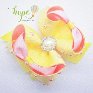 Cute hair bow for girls. Add a special touch to any outfit with this accessory.
